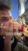 苏格兰人在伦敦的酒吧看比赛，假装生气后偷偷庆祝 😅